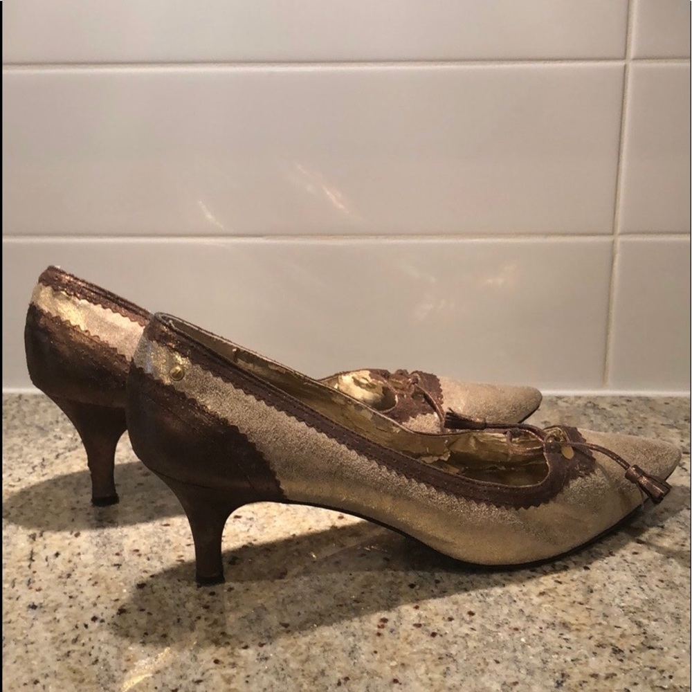 Bill Blass kitten heel pumps